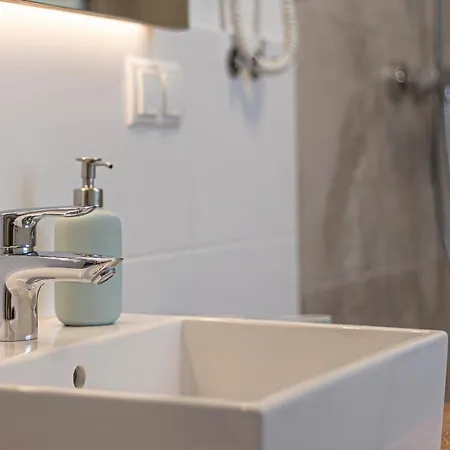 Grimming By Keyone Tauplitz