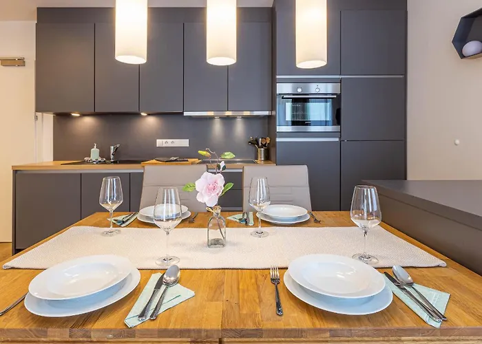 Grimming By Keyone Tauplitz